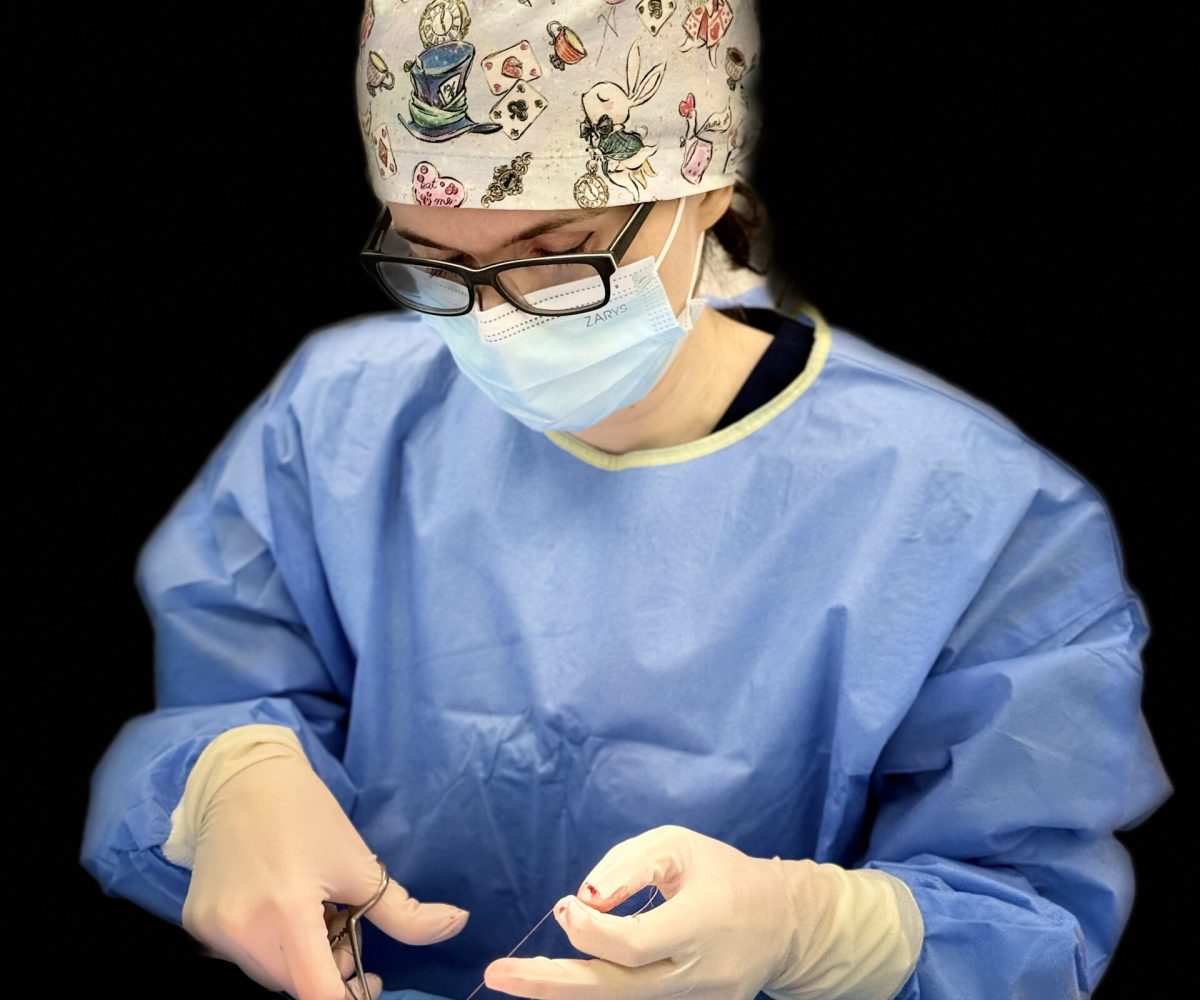 Lekarz Androlog Urolog Agnieszka Chomicz wykonująca korekcję skrzywienia własną laserową modyfikacją metody Nesbita w znieczuleniu miejscowym w Centrum Medycznym AndroClinic w Białymstoku (2025rok)